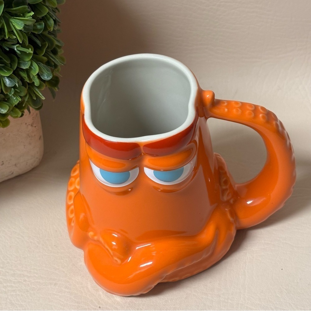 Vintage DISNEY PARKS Finding DORY HANK The Octopus Mug 16oz - Picture 2 of 6